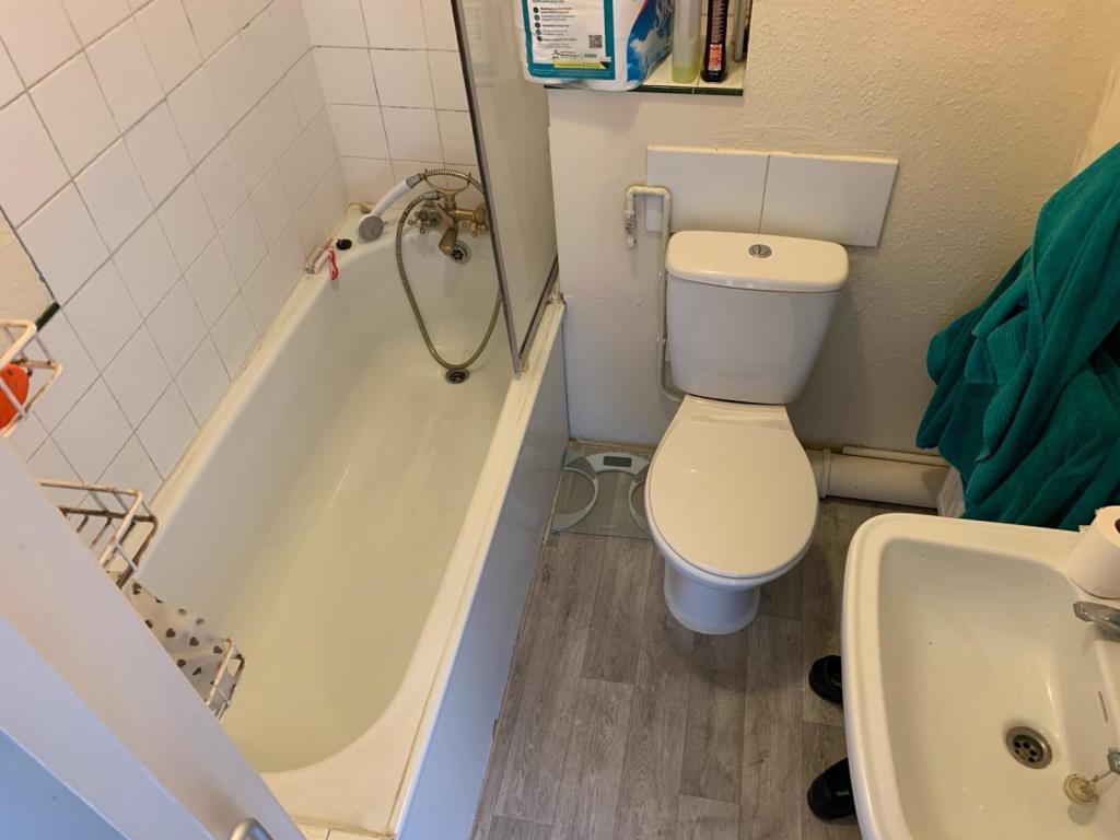 Lot: 33 - FREEHOLD BLOCK FOR INVESTMENT - Upper flat bathroom with W.C.